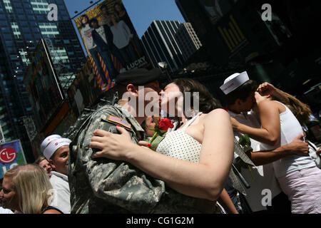 couples participate in a 'kiss-in' in new york's times square august 14, 2007. times square hosted the event to commemorate the 62nd anniversary of alfred eisenstaedt's 1945 life photograph of a sailor kissing a nurse during v-j day celebrations ending world war ii Stock Photo