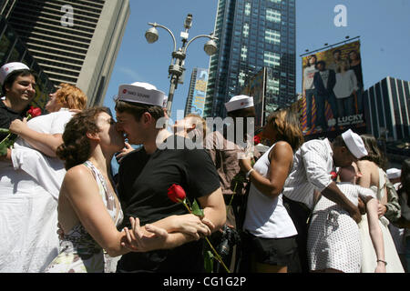 couples participate in a 'kiss-in' in new york's times square august 14, 2007. times square hosted the event to commemorate the 62nd anniversary of alfred eisenstaedt's 1945 life photograph of a sailor kissing a nurse during v-j day celebrations ending world war ii Stock Photo