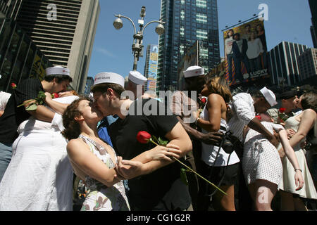 couples participate in a 'kiss-in' in new york's times square august 14, 2007. times square hosted the event to commemorate the 62nd anniversary of alfred eisenstaedt's 1945 life photograph of a sailor kissing a nurse during v-j day celebrations ending world war ii Stock Photo