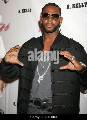 Aug 15, 2007 - New York, NY, USA - Singer R. KELLY at the New York premiere of 'Trapped in the Closet Chapters 13-22' held at IFC Center. (Credit Image: © Nancy Kaszerman/ZUMA Press) Stock Photo