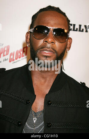 Aug 15, 2007 - New York, NY, USA - Singer R. KELLY at the New York premiere of 'Trapped in the Closet Chapters 13-22' held at IFC Center. (Credit Image: © Nancy Kaszerman/ZUMA Press) Stock Photo