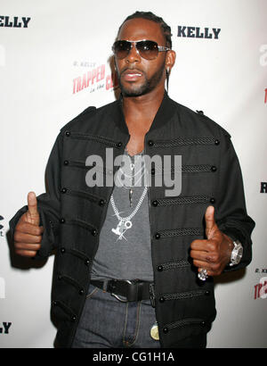 Aug 15, 2007 - New York, NY, USA - Singer R. KELLY at the New York premiere of 'Trapped in the Closet Chapters 13-22' held at IFC Center. (Credit Image: © Nancy Kaszerman/ZUMA Press) Stock Photo