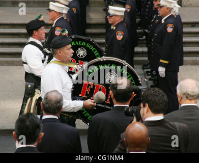 Aug 24, 2007 - New York, NY, USA -  FDNY drummers walk along 5th Avenue to the funeral of FDNY fighter ROBERT BEDDIA held at St. Patrick's Cathedral. Beddia was killed fighting a 7 alarm fire at the Deutsche Bank Building near the World Trade Center. (Credit Image: © Nancy Kaszerman/ZUMA Press) Stock Photo