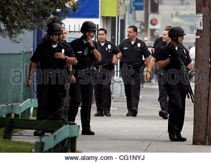 Los Angeles Police Gang Enforcement Detail officers prepare to enter ...