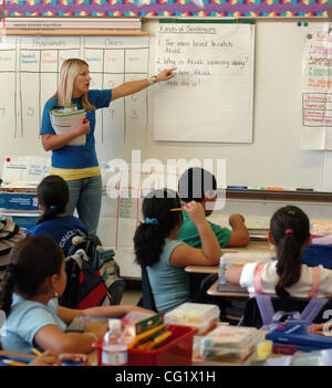 Fourth grade teacher Nissa Lopes explains the different types of sentences to her class of thirty-four at Ygnacio Valley Elementary on Friday, August 31, 2007, in Concord, Calif.  The school made huge gains on test scores last year but is still struggling to meet the federal demands of the No Child  Stock Photo