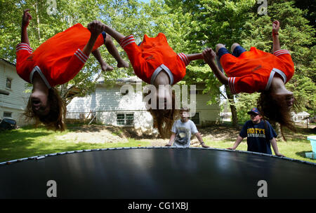 Buffalo, MN  6/17/20003 Three of the durst quadruplets, Kendra, Megan and Calli do aback flip on the backyard trampline. (Credit Image: © Minneapolis Star Tribune/ZUMA Press) Stock Photo