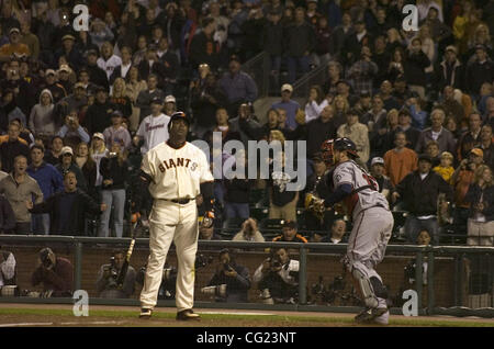 San Francisco Giants All Star Barry Bonds chats with Seattle Mariners  Ichiro Suzuki as he waits to take batting practice for the 2007 All Star  Game at AT&T Park in San Francisco