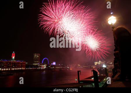 The 15th Mayor's Thames Festival Fireworks.The Thames Festival celebrates London and the iconic river at its heart - the Thames - by dancing in the streets, feasting on bridges, racing on the river and playing at the water's edge. The grand finale is a display of fireworks between Blackfriers Bridge Stock Photo