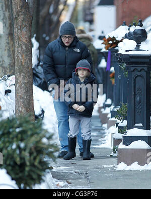 Matthew Broderick walking his son James Wilke Broderick to school New York City, USA - 13.01.11 Stock Photo