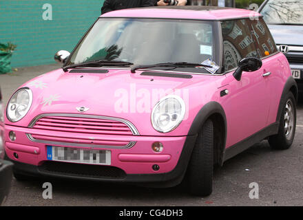 Trinny Woodall returns to her pink Mini Cooper after dropping her children off at school, only to find that she has been issued with a parking ticket. London, England - 31.01.11 Stock Photo