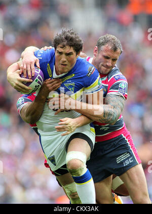 25th Aug 2012. Leeds Rhinos v Warrington Wolves  Carnegie Challenge Cup Final 2012 Leeds Rhinos Jamie Peacock tries to hold back Ben Harrison Stock Photo