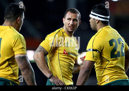 25th Aug 2012. Auckland, New Zealand.  Australia's Quade Cooper discusses tactics with team mates during the Rugby Championship and Bledisloe Cup Rugby Union test match, New Zealand All Blacks versus Australian Wallabies at Eden Park, Auckland, New Zealand. Stock Photo