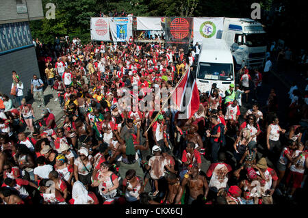 26th Aug 2012. London, UK. Crowds dancing along the route of Notting Hill Carnival. Stock Photo