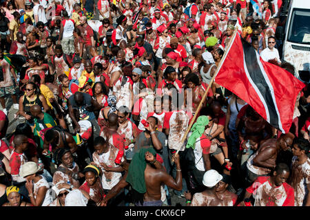 26th Aug 2012. London, UK. Crowds dancing along the route of Notting Hill Carnival. Stock Photo