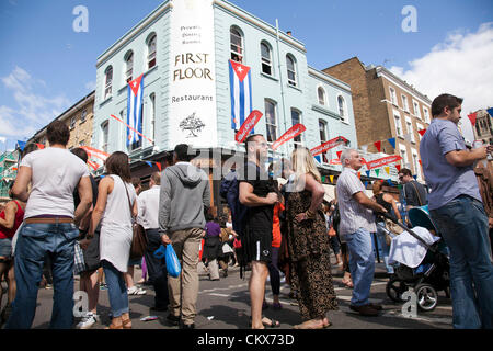 26 Aug 2012, Sunday, Nottinghill Carnival , Nottinghill Gate, London, UK - 13.12H - Crowds Walk By on Portobello Road outside Ground Floor Bar. Credit:  Miguel Sobreira / Ģ����ý Live News Stock Photo
