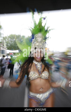 London, UK - August 27, 2012: Performers take part in the second day of Notting Hill Carnival, largest in Europe. Carnival takes place over two days in every August.  © SUNG KUK KIM / Alamy  Live News Stock Photo