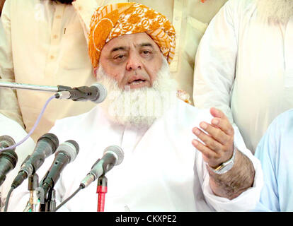 Jamiat Ulema-e-Islam (JUI) Chief, Mulana Fazal-ur-Rehman  gestures during a press conference in Sukkur on Thursday, August 30, 2012. Stock Photo