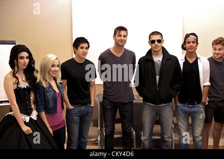 BOLOGNA, ITALY - SEP 01: [LtoR]- Hannah & Hilly Hindi - Kyle Dayton - Gale Harold  - Alex (Alejandro) Meraz - Bronson Pelletier - Allan Hyde group portrait at the Night ItaCon Festival 2012 in Bologna, Italy on Sep 01, 2012. Stock Photo