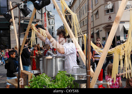 Saturday September 1st 2012. Austrian artist and food performer Max Frey at the 50th anniversary of the oldest and longest pedestrian street in the world, Strøget (Stroeget) in Copenhagen, Denmark. (3.2 km – from the City Hall Square to Kongens Nytorv (King’s New Square). Max Frey conjures food and entertainment from his mobile kitchen and is already taking part in the ongoing Copenhagen Cooking 2012 Festival ending tomorrow presenting Nordic food culture and celebrating Copenhagen as a Scandinavian centre of gastronomy. Credit:  Niels Quist / Alamy Live News. Stock Photo