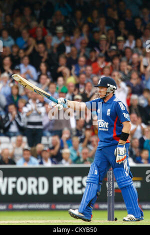 02/09/2012 London, England. England's Ian Bell celebrates during the 4th Nat West one day international cricket match between  England and South Africa and played at Lords Cricket Ground: Mandatory credit: Mitchell Gunn Stock Photo