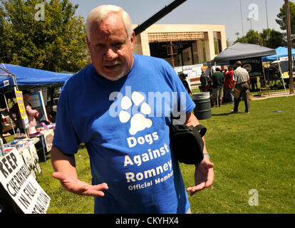 John Yoakum wears a 'Dogs Against Romney' shirt to express his reaction to Republican presidential candidate Mitt Romney and Romney's treatment of his pet dog at a Labor Day event in Tucson, Arizona, USA, on September 3, 2012. Stock Photo