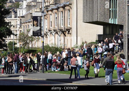 University Avenue, Glasgow, Scotland, UK, Wednesday, 5th September, 2012. People queuing outside the Boyd Orr Building at the Gilmorehill Campus on to take part in a busy University of Glasgow Undergraduate Open Day. Stock Photo