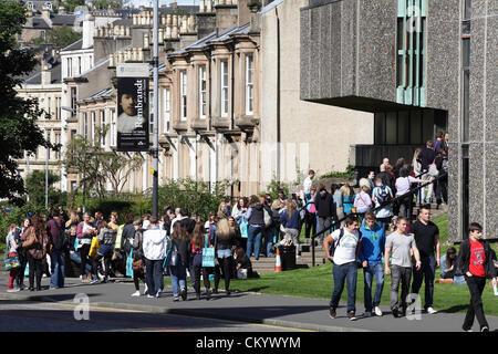 University Avenue, Glasgow, Scotland, UK, Wednesday, 5th September, 2012. People queuing outside the Boyd Orr Building at the Gilmorehill Campus on to take part in a busy University of Glasgow Undergraduate Open Day. Stock Photo