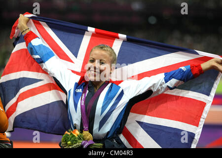 06.09.2012. London, England. Hannah Cockroft (GBR) celebrates with the Union Flag after winning Gold in the Women's 200m - T34 during Day 8 of the London Paralympics from the Olympic Stadium Stock Photo