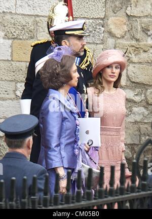 April 29, 2011 - Londres, Spain - Queen Sofia of Spain, Prince Felipe of Spain and Princess Letizia of Spain depart for a procession to Buckingham Palace following the marriage of Their Royal Highnesses Prince William Duke of Cambridge and Catherine Duchess of Cambridge at Westminster Abbey on April 29, 2011 in London, England. The marriage of the second in line to the British throne was led by the Archbishop of Canterbury and was attended by 1900 guests, including foreign Royal family members and heads of state. Thousands of well-wishers from around the world have also flocked to London to wi Stock Photo