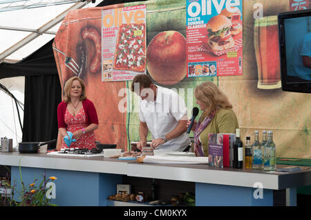 Xanthe Clay gives a cookery demonstration with an assistant from the audience in the Olive Magazine tent at the Ludlow Food Festival, Ludlow UK, September 8th 2012.  Xanthe Clay is a UK chef and column writer for the Weekend Telegraph newspaper. Stock Photo