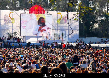 Buenos Aires, 9 th September , 2012. Sri Sri Ravi Shankar (Indian guru and founder of 'The Art of Living' foundation) and public in a world wide massive meditation session, organized by the government of the city of Buenos Aires, and transmitted from Palermo forests, Buenos Aires, Argentina. Stock Photo