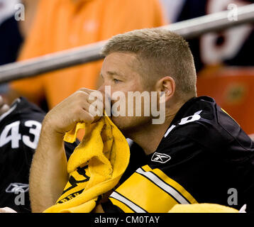 A Denver Broncos fan weers a big hat prior to the start of an NFL football  game between the Denver Broncos and the New York Jets Sunday, Oct. 17,  2010, in Denver. (AP Photo/ Barry Gutierrez Stock Photo - Alamy