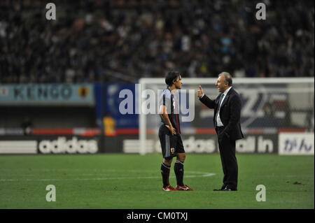 (L-R) ?????T?i/Shinji Okazaki, ?A???x???g?E?U?b?P???[?j ????/Alberto Zaccheroni (JPN), SEPTEMBER 6, 2012 - Football / Soccer : Shinji Okazaki of Japan talks with head coach Alberto Zaccheroni after the Kirin Challenge Cup 2012 match between Japan 1-0 United Arab Emirates at Tohoku Denryoku Big Swan Stadium in Niigata, Japan. (Photo by Hitoshi Mochizuki/AFLO) Stock Photo