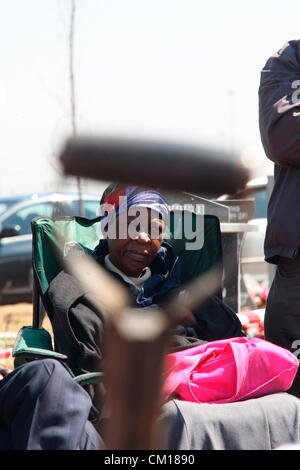 Soweto, South Africa. 11th September 2012. Miriam  Sinuba watches as bones believed to be those of her son, Nceba Sinuma are exhumed on September 11, 2012 at Avalon Cemetery in Soweto, South Africa. Sinuma was one of the “Mofolo 3” who were killed by apartheid agents in a security operation in 1989. The Mofolo 3 were members of the Soweto Youth Congress and were involved in underground uMkhonto weSizwe activities. The body exhumed will be sent for DNA testing. (Photo by Gallo Images / Sowetan / Vathiswa Ruselo/Alamy Live News) Stock Photo