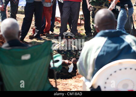 Soweto, South Africa. 11th September 2012. Family members watch as bones believed to be those of Nceba Sinuma are exhumed on September 11, 2012 at Avalon Cemetery in Soweto, South Africa. Sinuma was one of the “Mofolo 3” who were killed by apartheid agents in a security operation in 1989. The Mofolo 3 were members of the Soweto Youth Congress and were involved in underground uMkhonto weSizwe activities. The body exhumed will be sent for DNA testing. (Photo by Gallo Images / Sowetan / Vathiswa Ruselo/Alamy Live News) Stock Photo