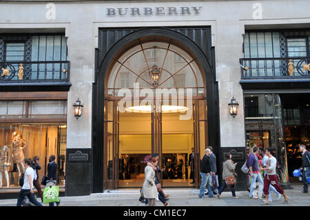 ledsager Håndfuld Snavset The Burberry Flagship store in New Bond St, London Stock Photo - Alamy