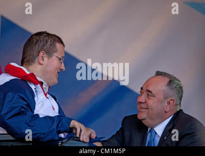 14th September, 2012.Scott McCowan, Boccia Paralympian, is congratulated by Alex Salmond, Scotland's First Minister, at the end of the homecoming parade to honour Scotland's Olympians and Paralympians from London 2012, in George Square, Glasgow. Stock Photo