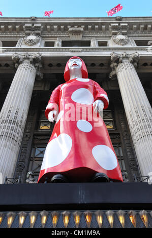 Oxford Street, London, UK. 14th September 2012.  A giant statue of Japanese artist Yayoi Kusama has been placed above the main entrance to Selfridges' on Oxford Street as part of the artists collaboration with Louis Vuitton in the Selfridges' concept store. Stock Photo