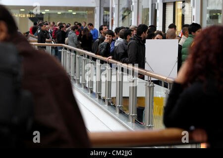 Large queues of people waiting to buy the new iPhone 5 outside the Apple Store in Brighton, East Sussex, UK. 21/09/12. Stock Photo