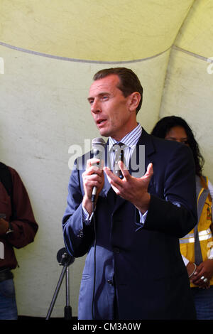 LA PAZ, BOLIVIA, 24th September 2012. Real Madrid Director of International Relations and former player Emilio Butragueño makes a speech during an opening ceremony for a sports school. Stock Photo