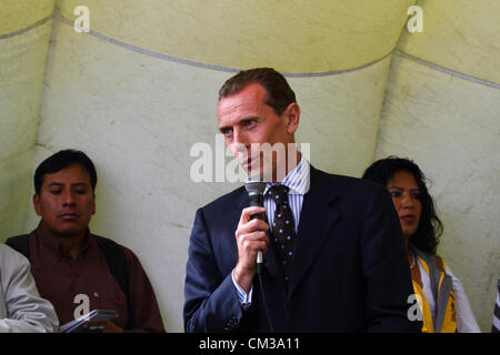 LA PAZ, BOLIVIA, 24th September 2012. Real Madrid Director of International Relations and former player Emilio Butragueño makes a speech during an opening ceremony for a sports school. Stock Photo