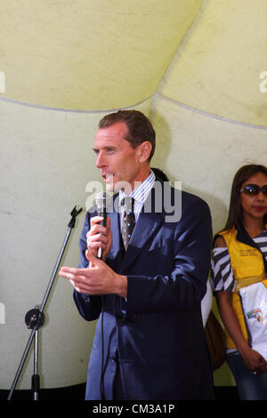 LA PAZ, BOLIVIA, 24th September 2012. Real Madrid Director of International Relations and former player Emilio Butragueño makes a speech during an opening ceremony for a sports school. Stock Photo