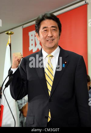 September 26, 2012, Tokyo, Japan - Japan's former Prime Minister Shinzo Abe, smiling broadly, poses for a battery of photographers before an inaugural news conference at the Liberal Democratic Party headquarters in Tokyo following his reelection as the LDP president on Wednesday, September 26, 2012. Abe has become the first LDP chief to make a comeback to the top post since the party was founded in 1955. Abe could also become Japan's prime minister for the second time , should the LDP oust the Democratic Party of Japan from power in the next general election to be held within a year. Abe becam Stock Photo