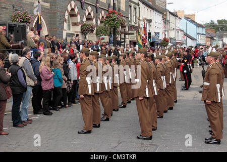 Cardigan, UK. 27th September, 2012. The Royal Welsh regiment exercising it's right to march in accordance with the freedom of the county of Ceredigion conferred upon it in 2009 on Thursday 27 September 2012.  Assembled outside Cardigan Guildhall. Stock Photo