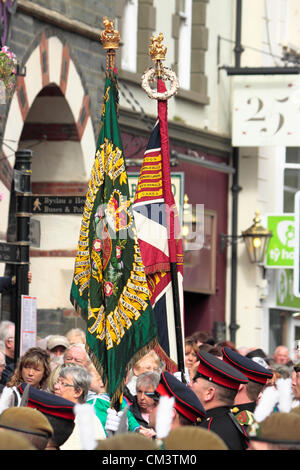 Cardigan, UK. 27th September, 2012. The Royal Welsh regiment exercising it's right to march in accordance with the freedom of the county of Ceredigion conferred upon it in 2009 on Thursday 27 September 2012.  Flags of the Royal welsh regiment Stock Photo
