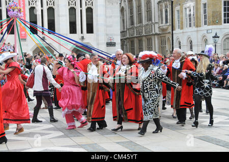 Guildhall Yard, London, UK. 30th September 2012. Dancing around the Maypole.  The Pearly Kings and Queens Harvest Festival in Guildhall Yard. A Cockney annual event with Maypole Dancers, Morris Men, a marching band and Pearly Kings & Queens from all over London. Stock Photo