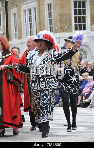 Guildhall Yard, London, UK. 30th September 2012. Dancing around the Maypole.  The Pearly Kings and Queens Harvest Festival in Guildhall Yard. A Cockney annual event with Maypole Dancers, Morris Men, a marching band and Pearly Kings & Queens from all over London. Stock Photo