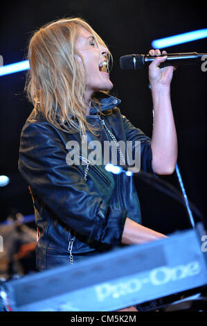 Los Angeles, California, USA. 9th October 2012. Musician-EMILY HAINES lead vocals and synthesizer for the Canadian indie rock new wave band METRIC performing live at the Greek Theater, Los Angeles, California, USA, October 9, 2012...Credit Image  cr  Scott Mitchell/ZUMA Press (Credit Image: © Scott Mitchell/ZUMAPRESS.com) Stock Photo
