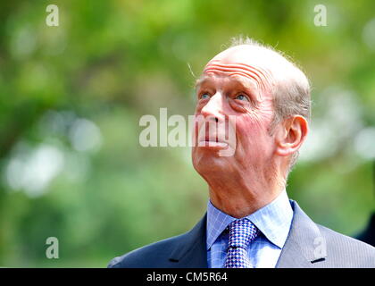 JOHANNESBURG, SOUTH AFRICA: Prince Edward, Duke of Kent at the Wheelchair Tennis Clinic at the University of Johannesburg on October 10, 2012 in Johannesburg, South Africa. The Duke of Kent, who is the President of the All England Lawn Tennis and Croquet Club, met players from across the country, including members of the South African 2012 Paralympic team. (Photo by Gallo Images / Foto24 / Bongiwe Gumede) Stock Photo