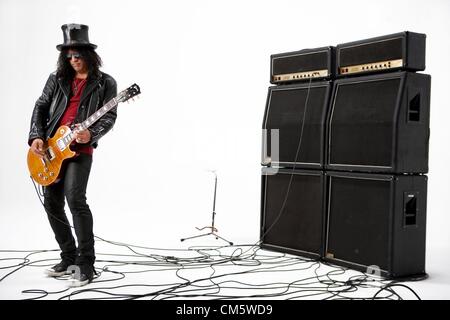 Former lead guitarist in Guns N' Roses, Slash, at Waterstone's book store  to sign copies of autobiography, 'Slash', a tell-all account of his life in  the legendary rock band Stock Photo 